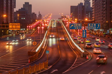 夕阳下的城市晚高峰