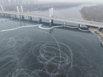 辽阳太子河冬季滑冰运动单腿驴