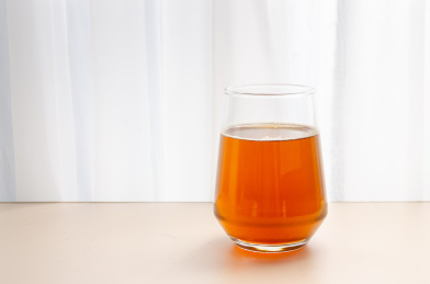 一杯冲泡好的感冒冲剂颗粒