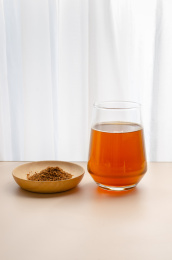 一杯冲泡好的感冒冲剂颗粒