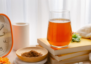 一杯冲泡好的感冒冲剂颗粒