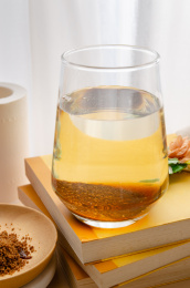 一杯冲泡好的感冒冲剂颗粒