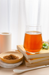 一杯冲泡好的感冒冲剂颗粒