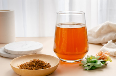 一杯冲泡好的感冒冲剂颗粒