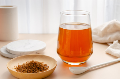 一杯冲泡好的感冒冲剂颗粒