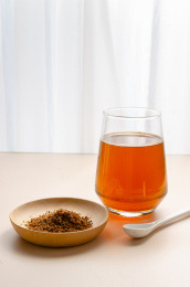 一杯冲泡好的感冒冲剂颗粒