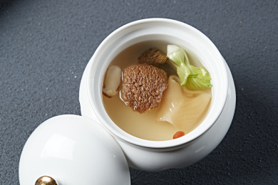 猴头菌花胶炖榛蘑汤