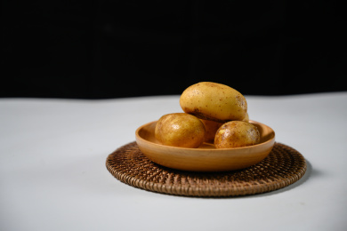 桌面上的盘子里的美味可口的土豆