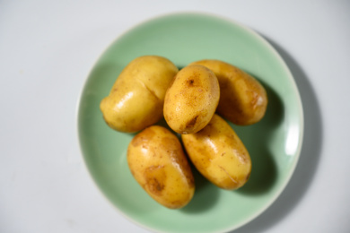 桌面上的盘子里的美味可口的土豆