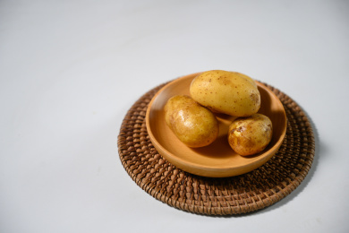 桌面上的盘子里的美味可口的土豆