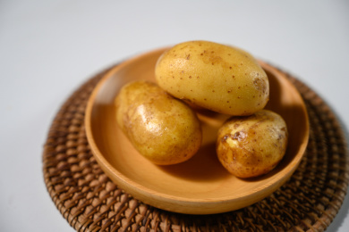 桌面上的盘子里的美味可口的土豆