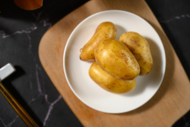 桌面上的盘子里的美味可口的土豆