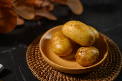 桌面上的盘子里的美味可口的土豆