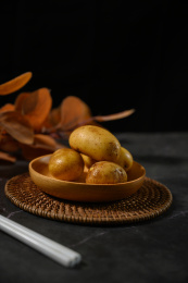 桌面上的盘子里的美味可口的土豆