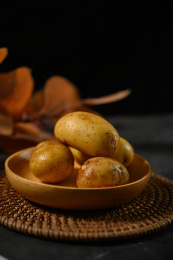 桌面上的盘子里的美味可口的土豆