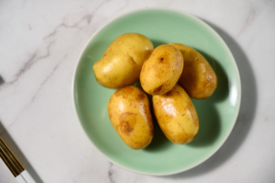 桌面上的盘子里的美味可口的土豆