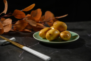 桌面上的盘子里的美味可口的土豆