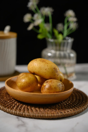 桌面上的盘子里的美味可口的土豆