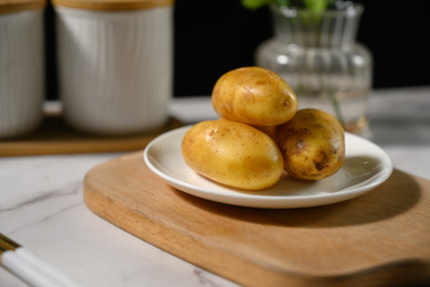 桌面上的盘子里的美味可口的土豆