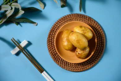 桌面上的盘子里的美味可口的土豆