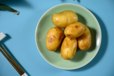 桌面上的盘子里的美味可口的土豆