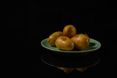 桌面上的盘子里的美味可口的土豆