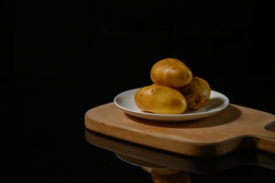 桌面上的盘子里的美味可口的土豆