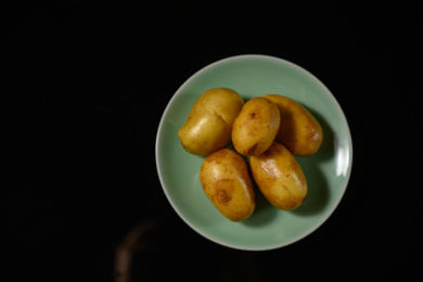 桌面上的盘子里的美味可口的土豆