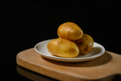 桌面上的盘子里的美味可口的土豆