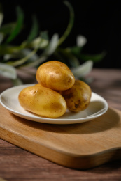 桌面上的盘子里的美味可口的土豆