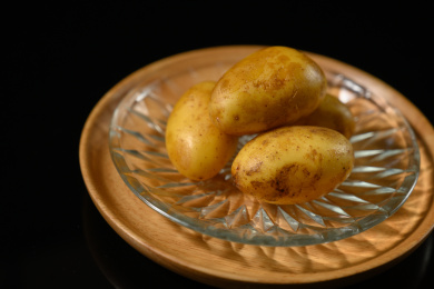 桌面上的盘子里的美味可口的土豆