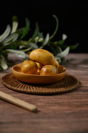 桌面上的盘子里的美味可口的土豆