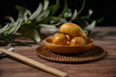 桌面上的盘子里的美味可口的土豆