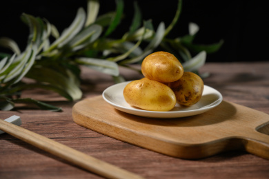 桌面上的盘子里的美味可口的土豆