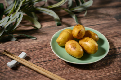 桌面上的盘子里的美味可口的土豆