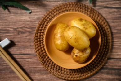 桌面上的盘子里的美味可口的土豆