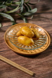 桌面上的盘子里的美味可口的土豆