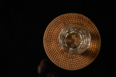 桌面上的杯子里的甘甜可口的五眼果茶