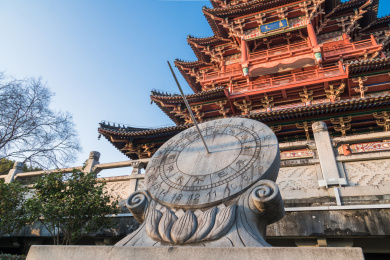 日晷，背景是丽水应星楼