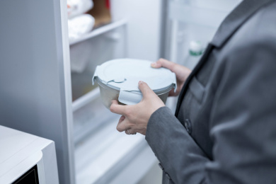 办公室职员手端自带饭盒午餐  