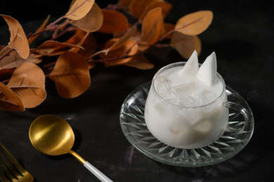 桌面上的杯子里的美味可口的冰椰汁