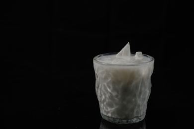 桌面上的杯子里的美味可口的冰椰汁
