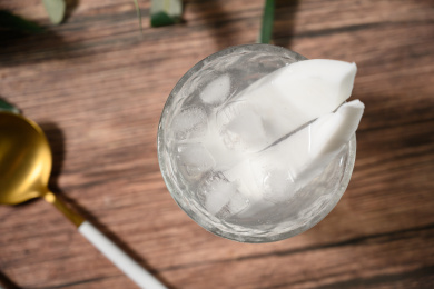 桌面上的杯子里的甘甜可口的椰子水