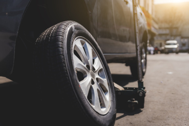 工作中高效的汽车轮胎更换服务