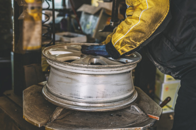 汽车维修车间的专业轮胎更换