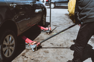 工作中高效的汽车轮胎更换服务