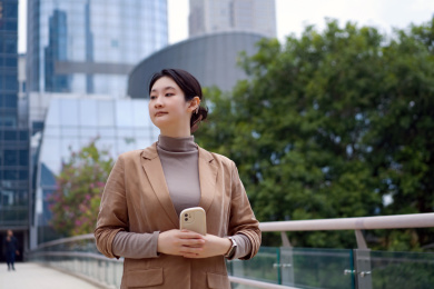 自信的专业人士拥抱城市生活方式