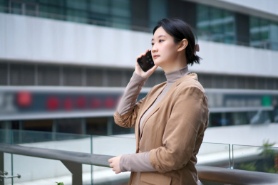 职业女商人打电话