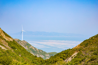 福建省连江县旗冠顶-海湾和渔村的高角度