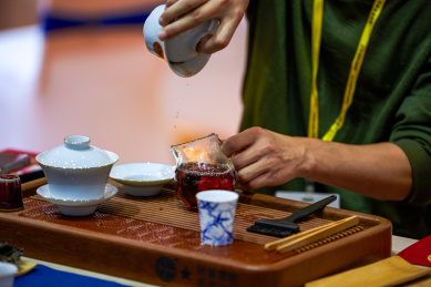 一位茶艺师在给顾客泡茶